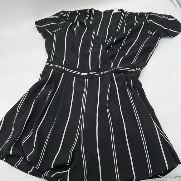 Xhilaration Size Medium Black & White Striped - Picture 10 of 15